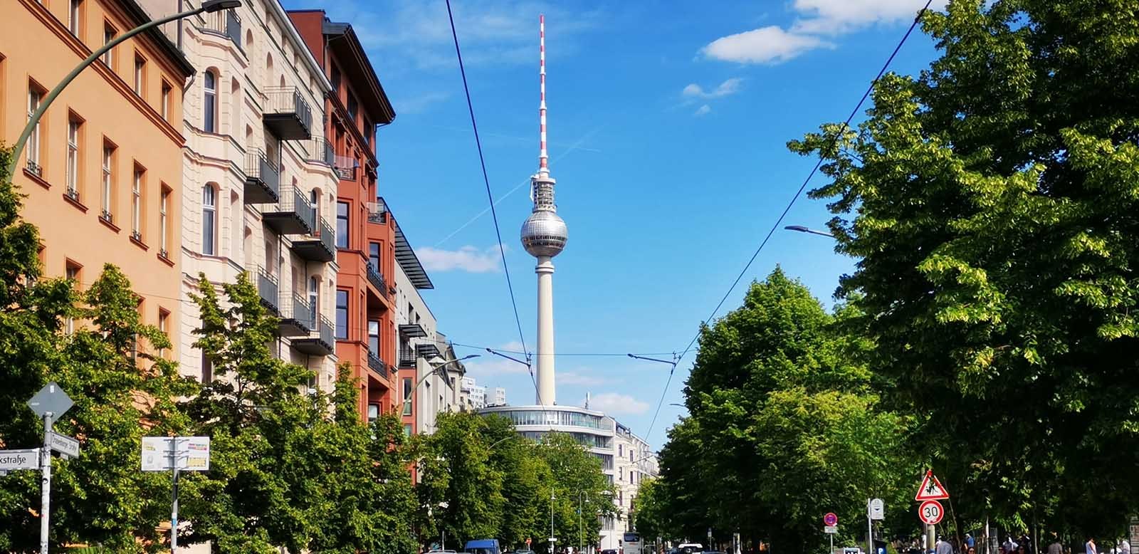 Berliner Fernsehturm im Sommer