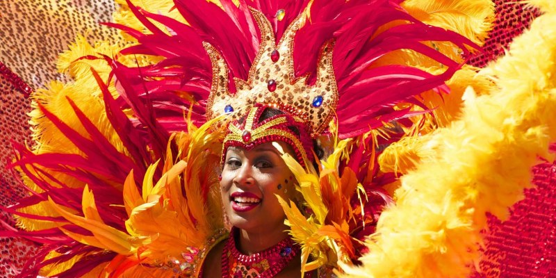 Frau beim Karneval im Kostüm
