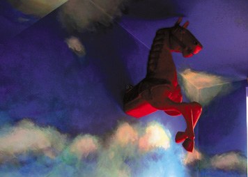 Ein rotes Pferd fliegt im blauen Himmel mit Wolken