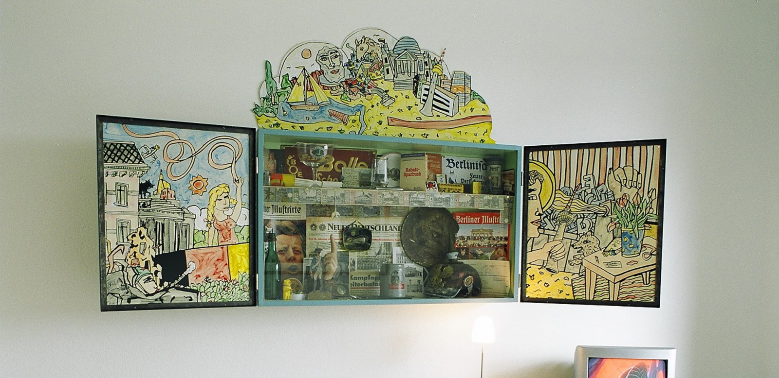 Kunstwerk mit gesammelten Objekten aus Berlin