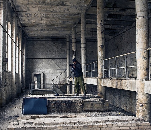 Bild von Anders Gjennestad beim Fotografieren in einer Ruine