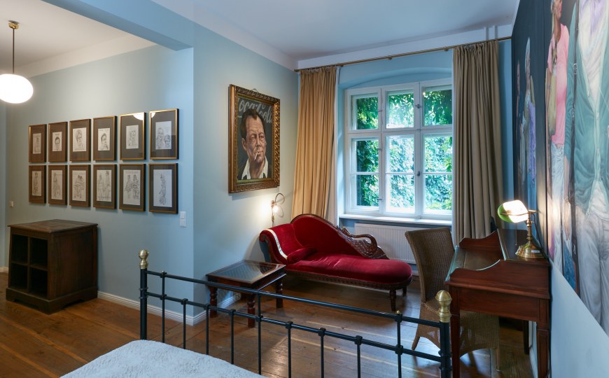 Freundliches Hotelzimmer mit Kunstwerken im Art Hotel