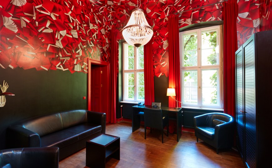 Stilvolles Hotelzimmer in schwarz rot im Art Hotel