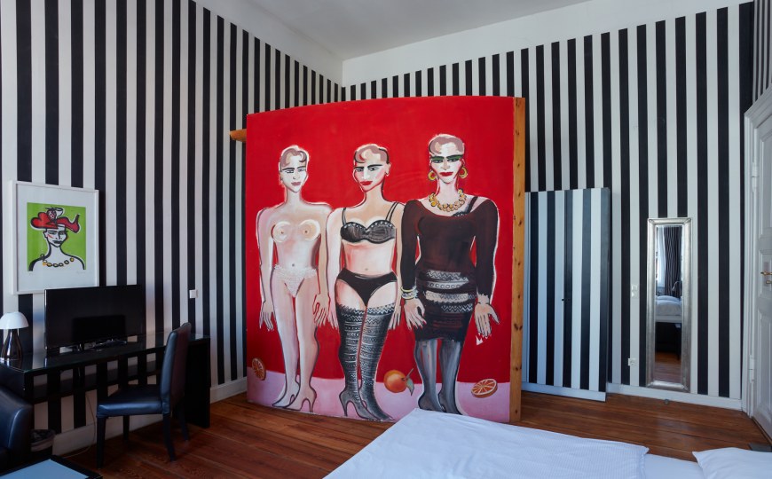 Gemälde mit drei Damen im Hotelzimmer im Art Hotel