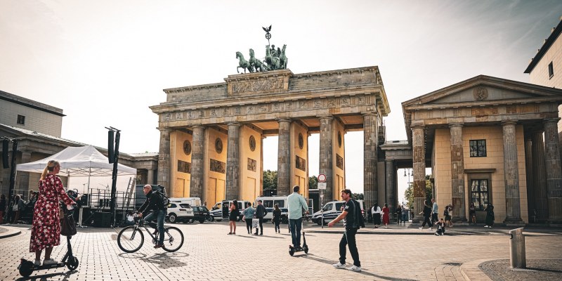 Touristen vorm Brandenburger Tor in Berlin