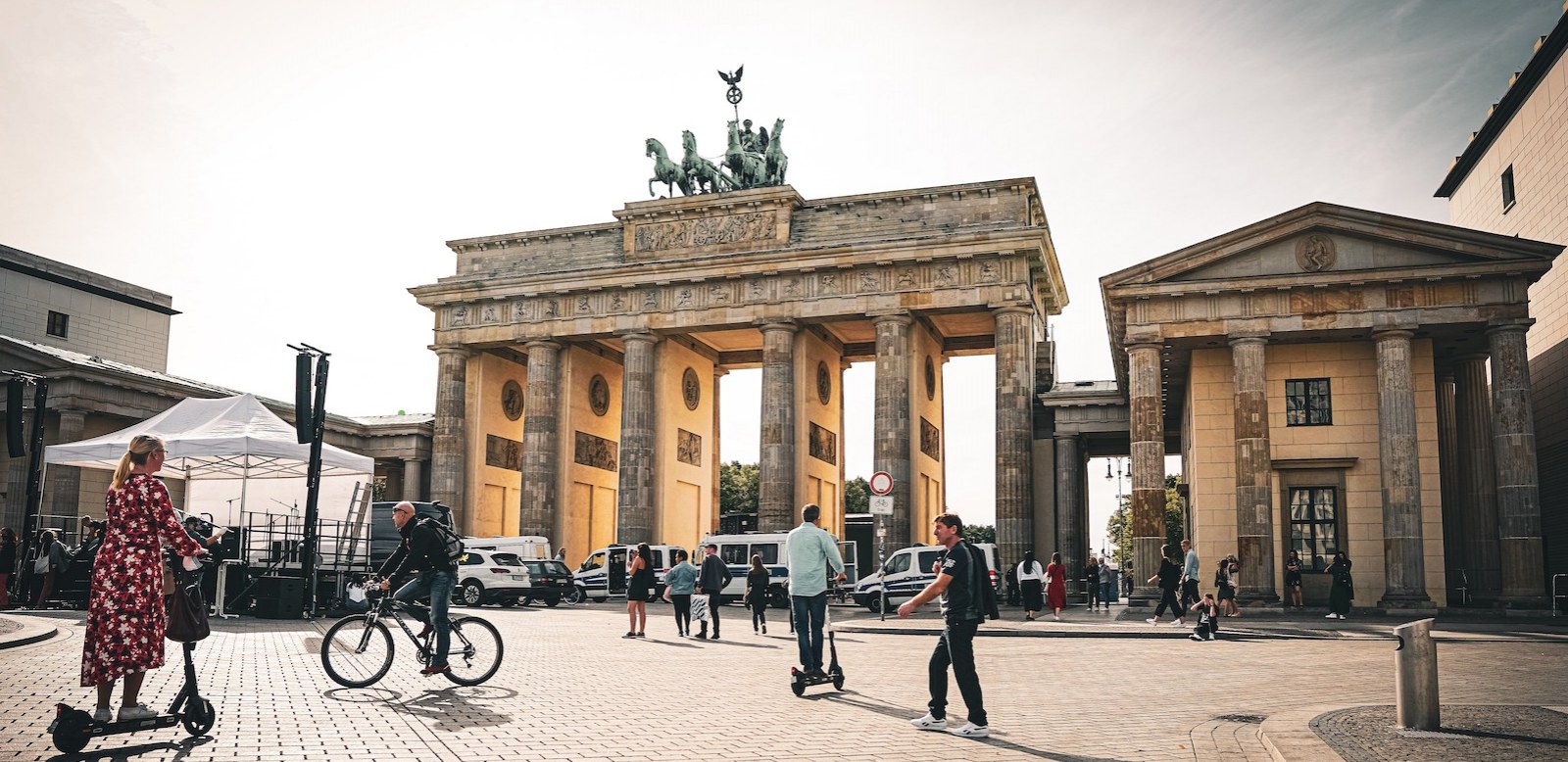 Touristen vorm Brandenburger Tor in Berlin