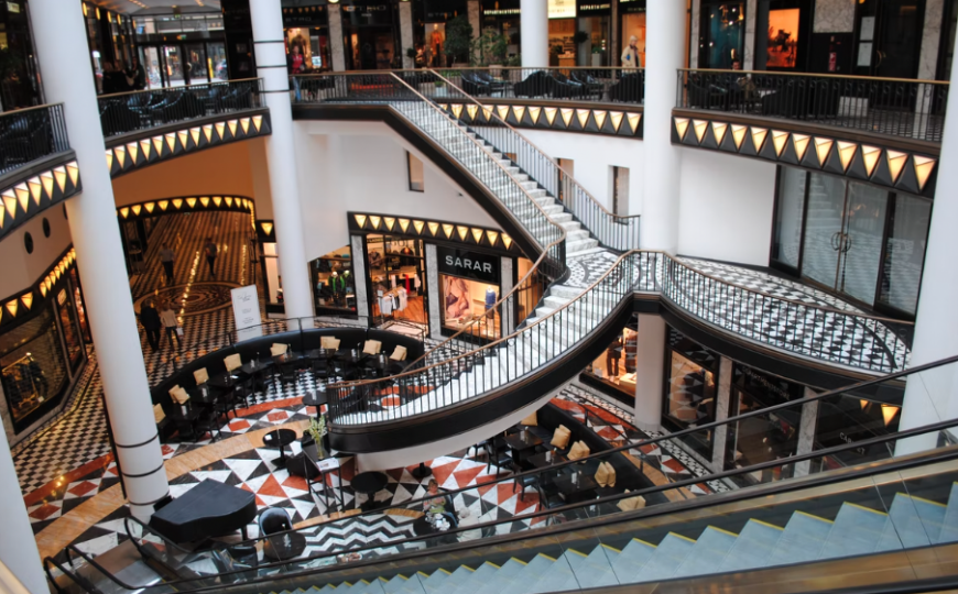 Innenaufnahme einer Berliner Shopping Mall mit Wendeltreppe