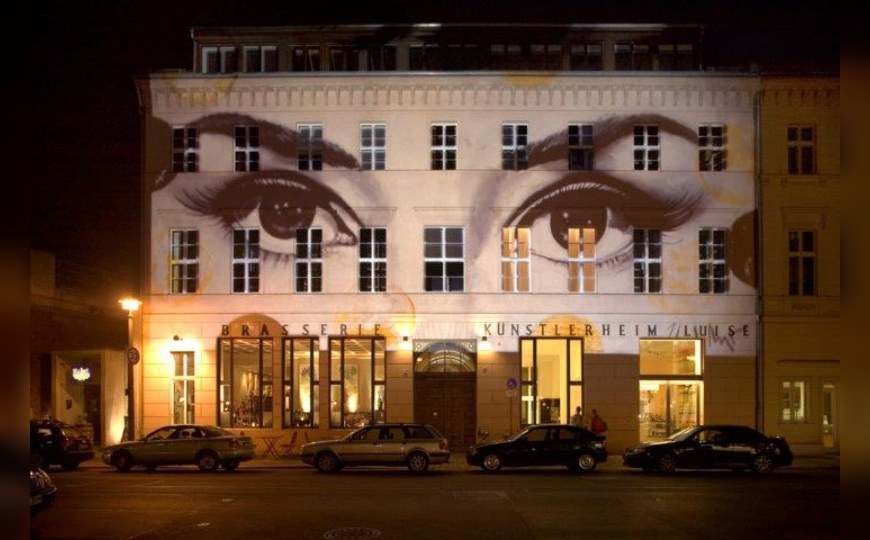Lichtinstallation bei Nacht am Arte Luise Hotel am Hauptbahnhof Berlin