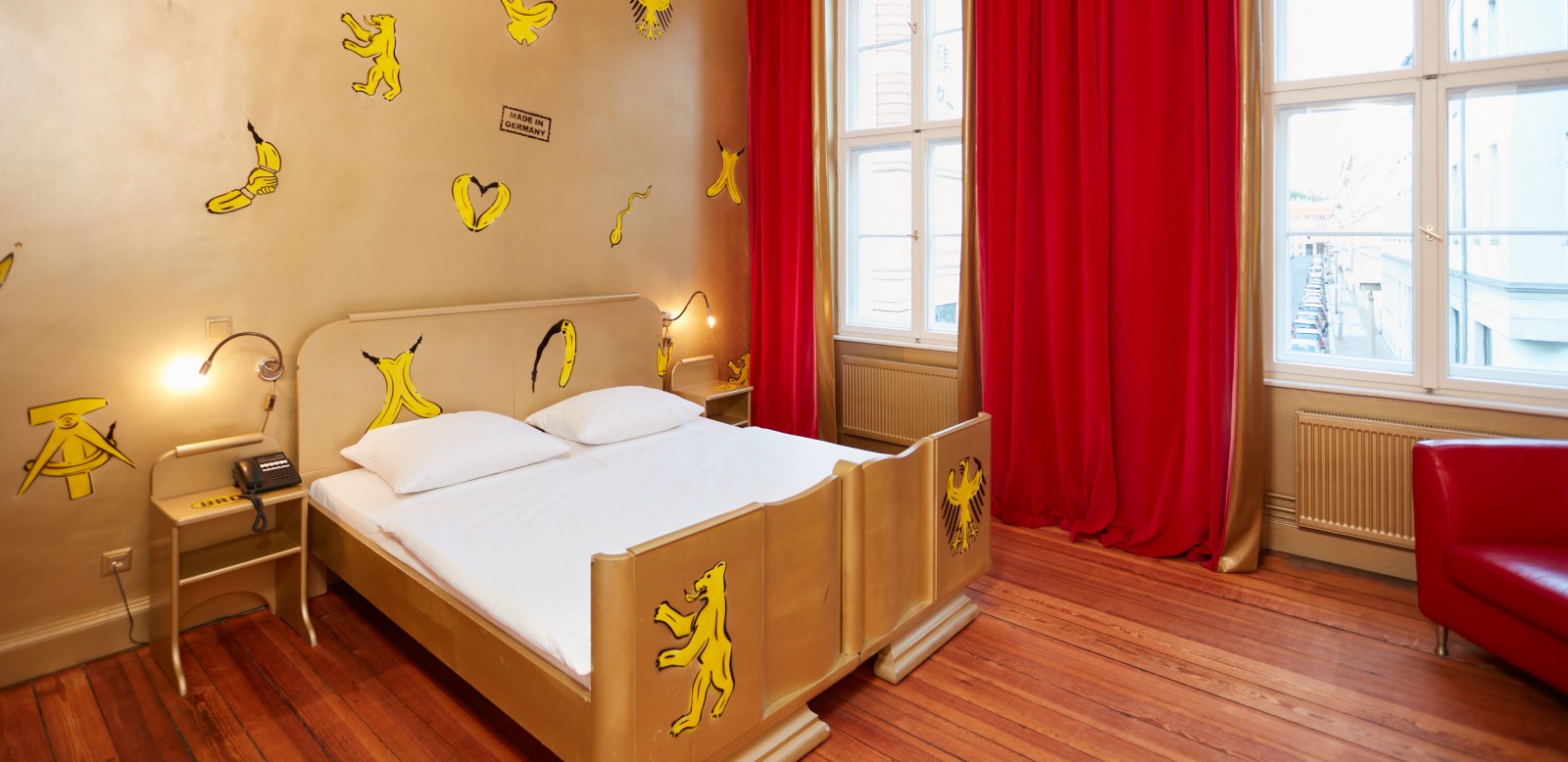 Helles Doppelzimmer mit goldender Wandkunst