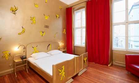 Helles Doppelzimmer mit goldender Wandkunst