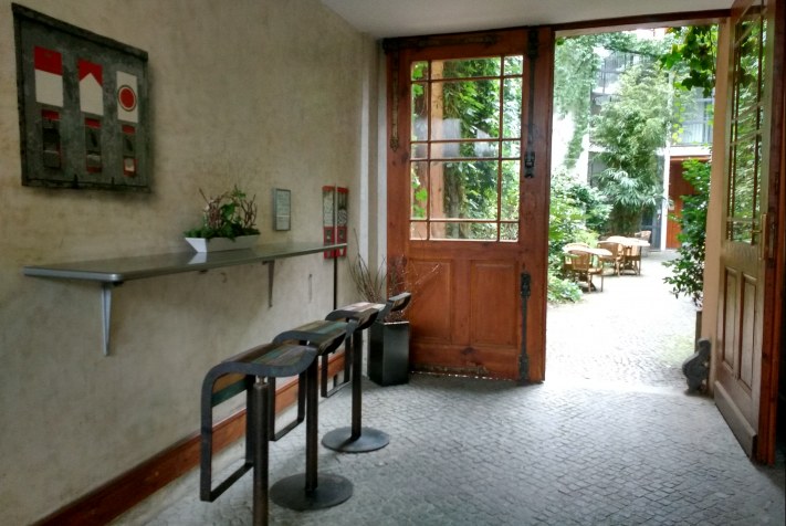 Passage to the courtyard in the lobby