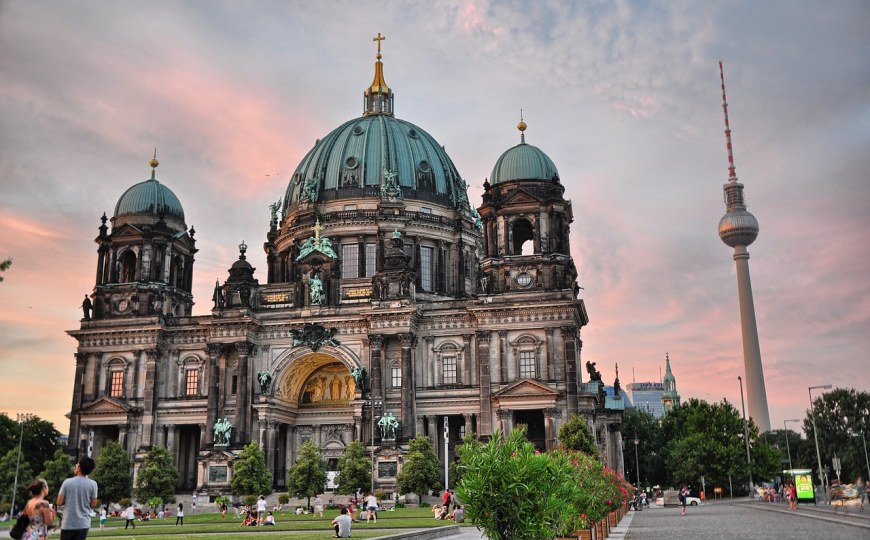Der Berliner Dom mit dem Fernsehturm im Hintergrund