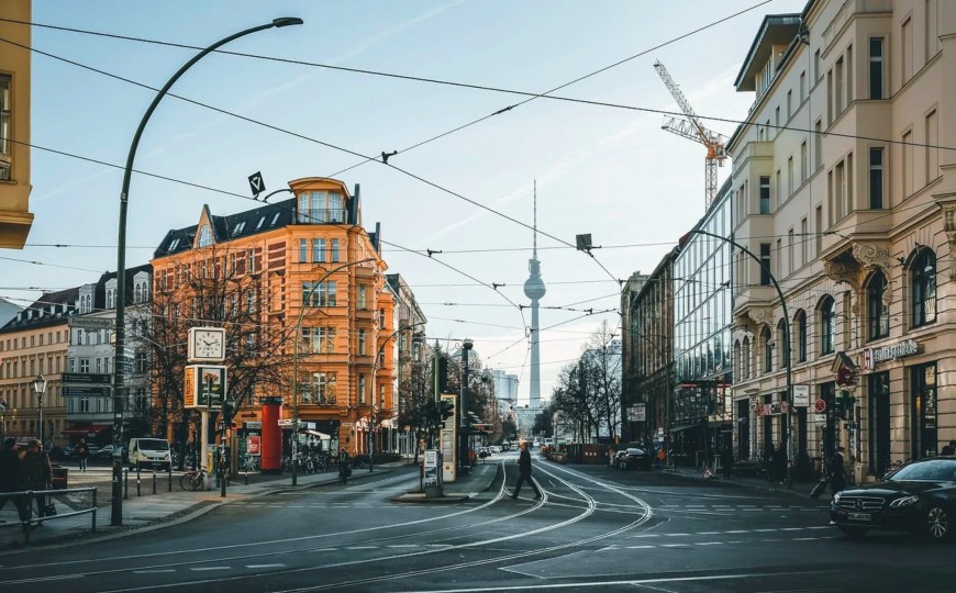 Die Friedrichstrasse in Berlin mit Blick auf den Fernsehturm