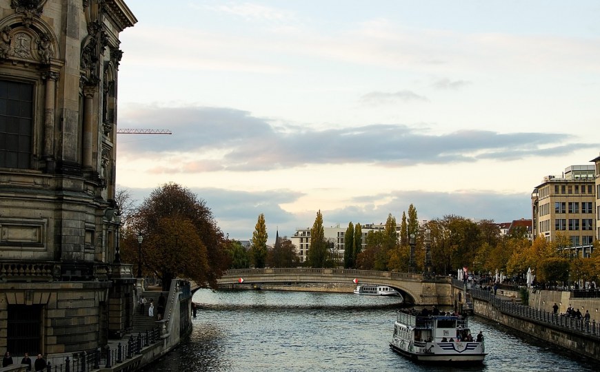 Ein Schiff auf der Spree in Berlin Mitte