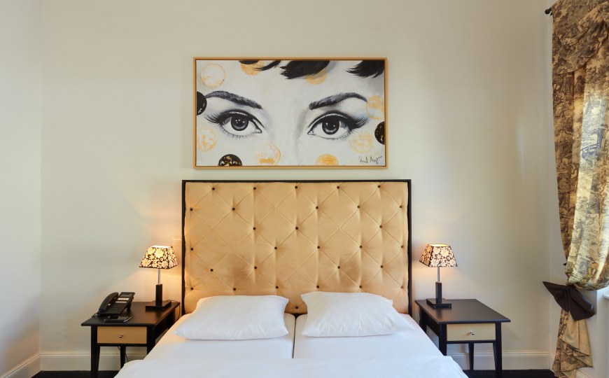 Helles Doppelzimmer mit Gemälde über dem Bett im Arte Luise Hotel in Berlin Mitte