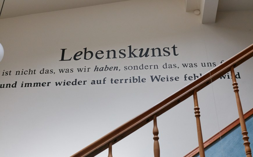 Das Treppenhaus mit philosophischen Sprüchen an den Wänden führt in oberen Etagen des Boutique Hotels.