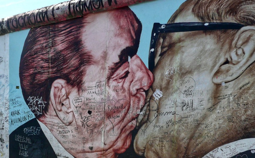 Der Bruderkuss Leonid Breschnew und Erich Honecker an der East Side Gallery.