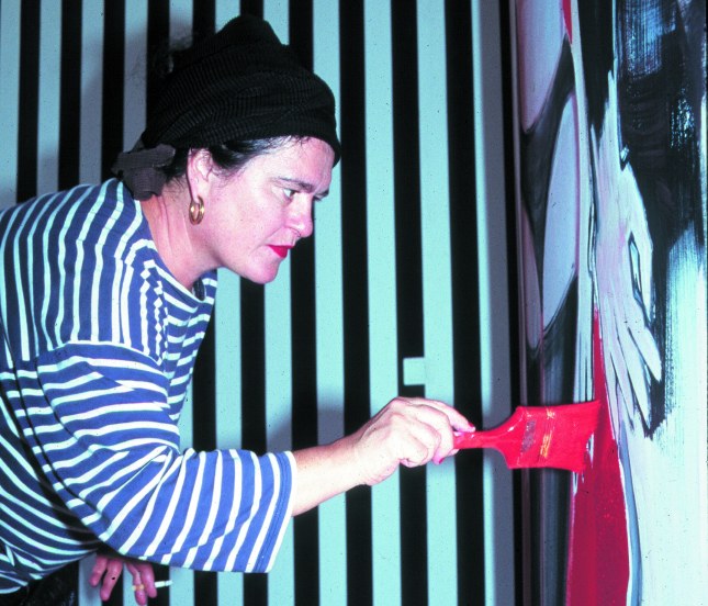 Künstlerin Elvira Bach beim gestalten des Hotelzimmers