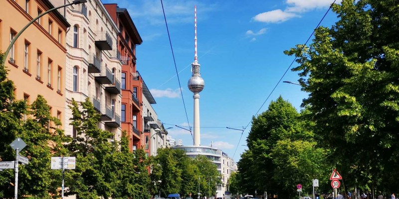 Berliner Fernsehturm im Sommer