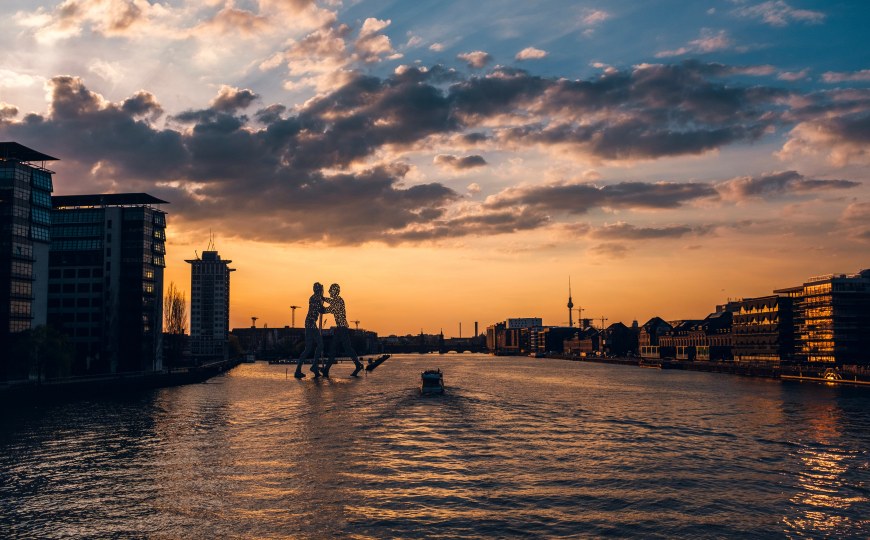 Der Blick auf die Spree in Berlin im Sonnenuntergang