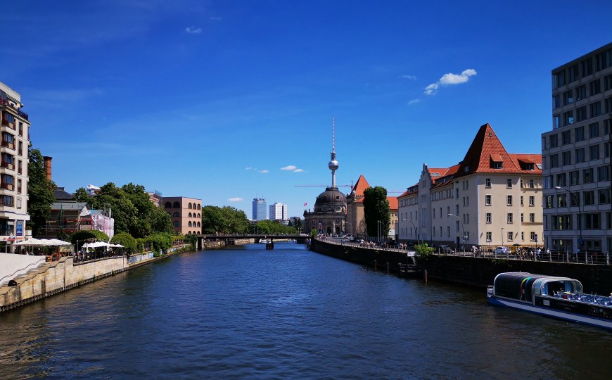 Die Spree und der Berliner Fernsehturm bei blauem Himmel