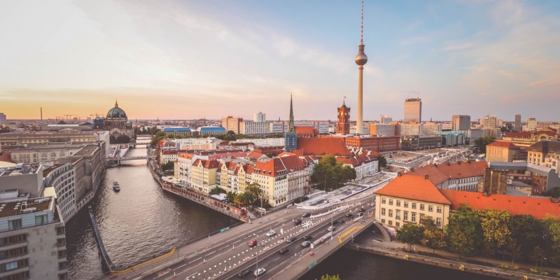 Luftaufnahme von Berlin mit Blick auf den Fernsehturm im Zentrum