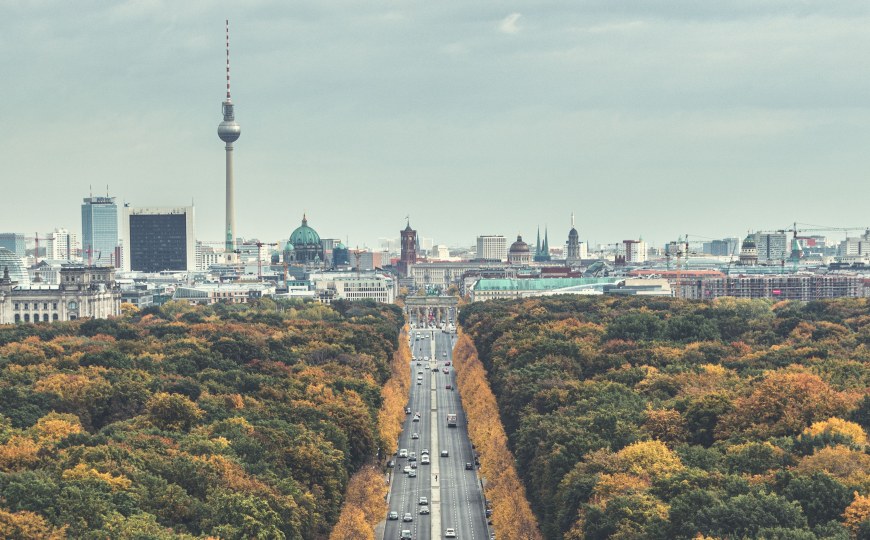 Der Tiergarten und die Straße zum Brandenburger Tor von oben