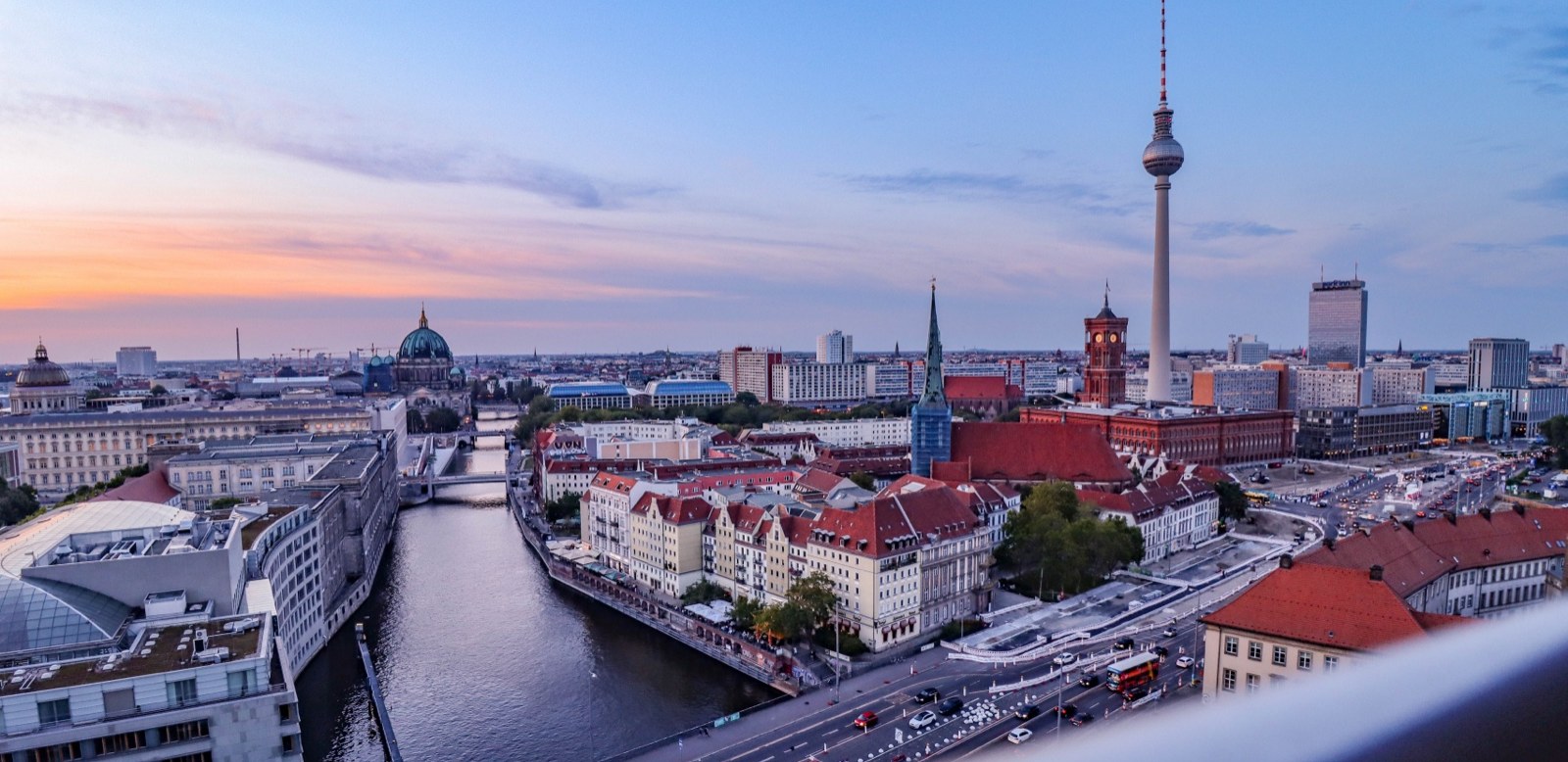 Skyline von Berlin Mitte am Abend mit Blick auf den Fernsehturm und die Spree