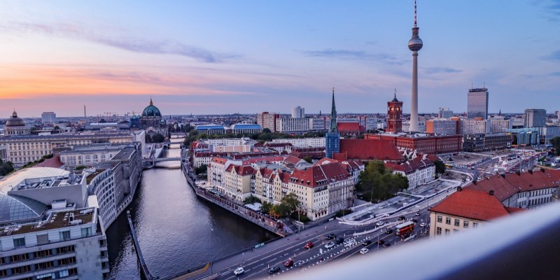 Skyline von Berlin Mitte am Abend mit Blick auf den Fernsehturm und die Spree