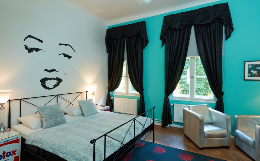 Hotelzimmer mit Bett und Wandbild im Arte Luise Hotel an der Spree in Berlin