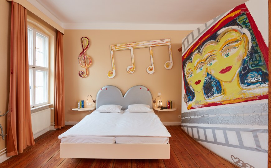Hotelzimmer mit Wandkunst im Arte Luise Kunsthotel