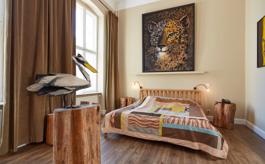 Ein Hotelzimmer im Safari Stil im Arte Luise Hotel beim Hauptbahnhof Berlin