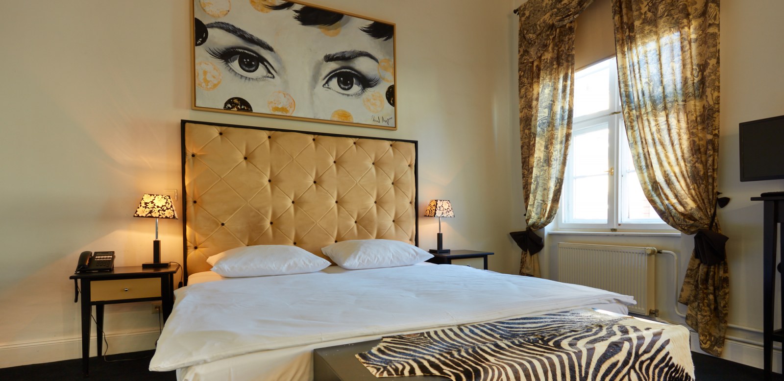 Hotelzimmer mit Doppelbett im Arte Luise Kunsthotel